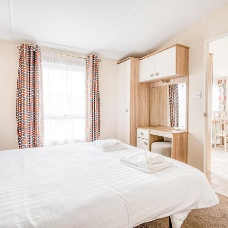 Rosefinch Sleeps 2 Persons-Private Hot Tub-Tranquil Holiday Away From It All Yet Not Far From St Austell- The Holiday Home Has One Bedroom, Living And Dining Area, Equipped Kitchen-Decking-Outdoor Furniture-Fishing Lakes-Non Pet Unit Eksteriør bilde
