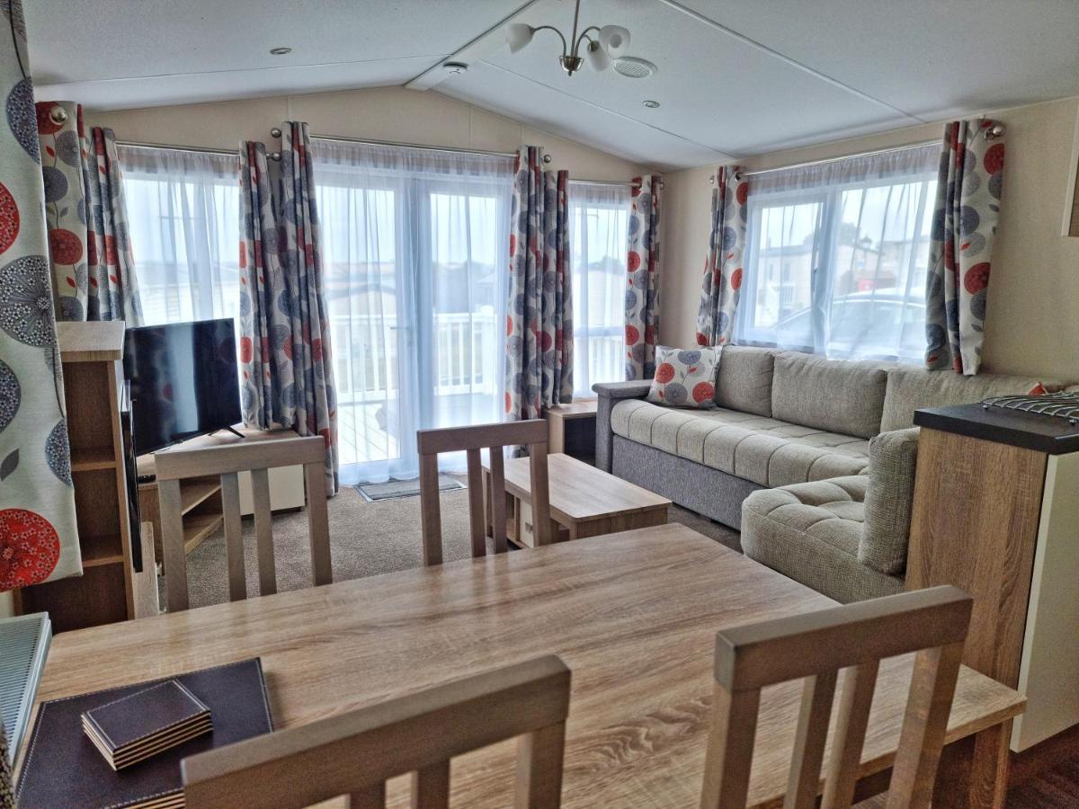 Rosefinch Sleeps 2 Persons-Private Hot Tub-Tranquil Holiday Away From It All Yet Not Far From St Austell- The Holiday Home Has One Bedroom, Living And Dining Area, Equipped Kitchen-Decking-Outdoor Furniture-Fishing Lakes-Non Pet Unit Eksteriør bilde