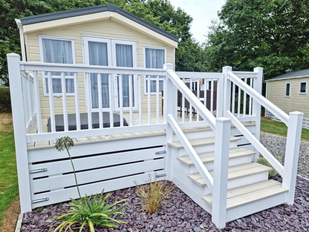Rosefinch Sleeps 2 Persons-Private Hot Tub-Tranquil Holiday Away From It All Yet Not Far From St Austell- The Holiday Home Has One Bedroom, Living And Dining Area, Equipped Kitchen-Decking-Outdoor Furniture-Fishing Lakes-Non Pet Unit Eksteriør bilde