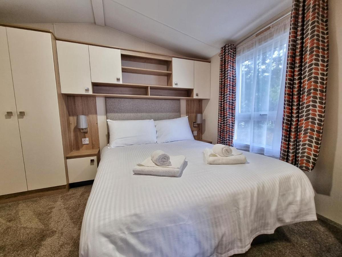 Rosefinch Sleeps 2 Persons-Private Hot Tub-Tranquil Holiday Away From It All Yet Not Far From St Austell- The Holiday Home Has One Bedroom, Living And Dining Area, Equipped Kitchen-Decking-Outdoor Furniture-Fishing Lakes-Non Pet Unit Eksteriør bilde