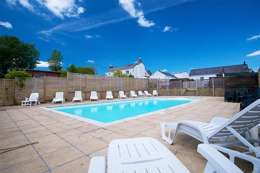 Rosefinch Sleeps 2 Persons-Private Hot Tub-Tranquil Holiday Away From It All Yet Not Far From St Austell- The Holiday Home Has One Bedroom, Living And Dining Area, Equipped Kitchen-Decking-Outdoor Furniture-Fishing Lakes-Non Pet Unit Eksteriør bilde