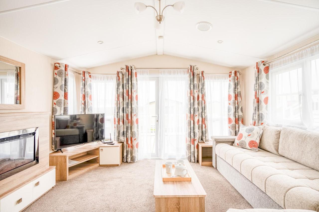 Rosefinch Sleeps 2 Persons-Private Hot Tub-Tranquil Holiday Away From It All Yet Not Far From St Austell- The Holiday Home Has One Bedroom, Living And Dining Area, Equipped Kitchen-Decking-Outdoor Furniture-Fishing Lakes-Non Pet Unit Eksteriør bilde