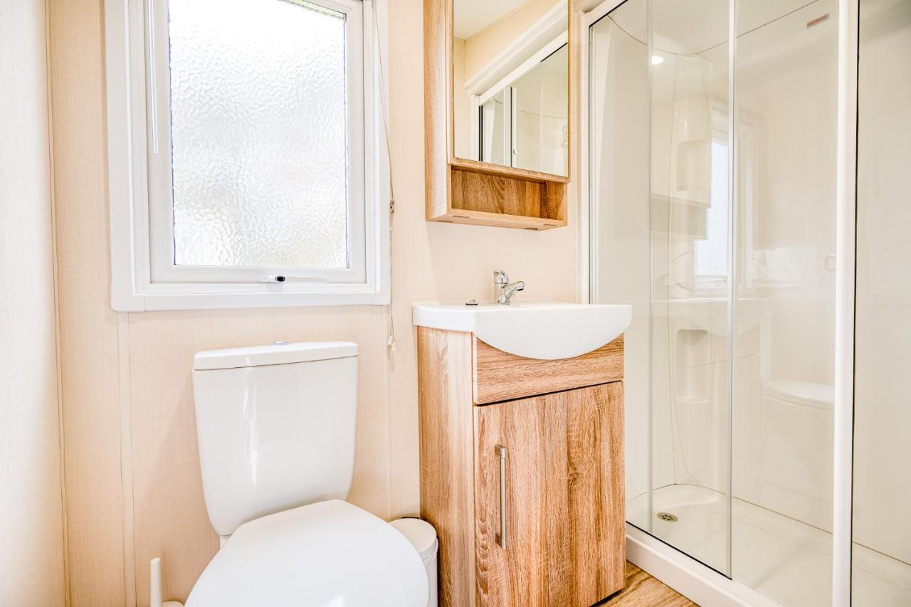 Rosefinch Sleeps 2 Persons-Private Hot Tub-Tranquil Holiday Away From It All Yet Not Far From St Austell- The Holiday Home Has One Bedroom, Living And Dining Area, Equipped Kitchen-Decking-Outdoor Furniture-Fishing Lakes-Non Pet Unit Eksteriør bilde
