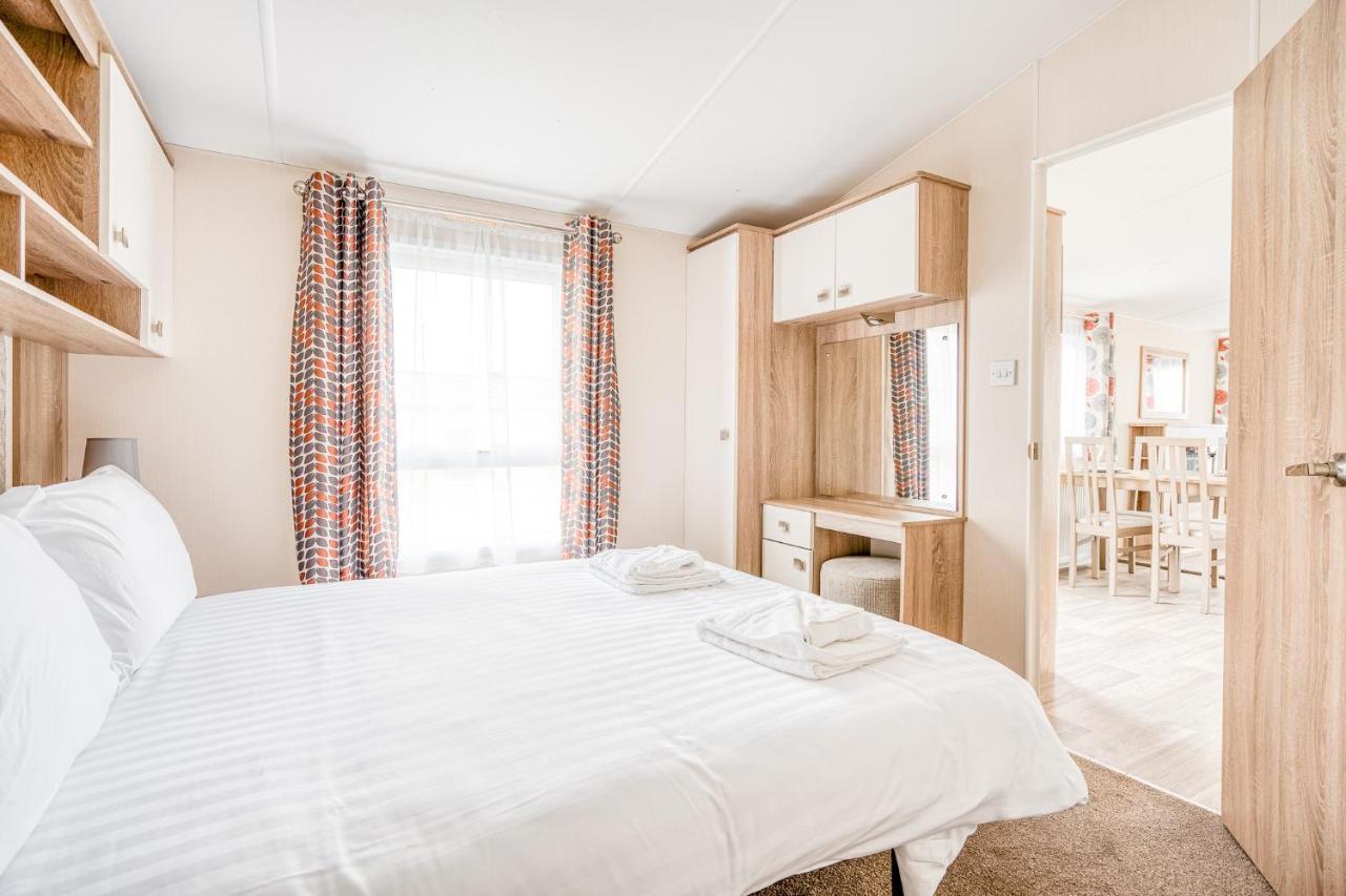 Rosefinch Sleeps 2 Persons-Private Hot Tub-Tranquil Holiday Away From It All Yet Not Far From St Austell- The Holiday Home Has One Bedroom, Living And Dining Area, Equipped Kitchen-Decking-Outdoor Furniture-Fishing Lakes-Non Pet Unit Eksteriør bilde